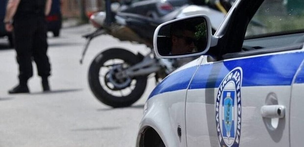 Χειροπέδες σε 40χρονο που χτύπησε τη μητέρα του